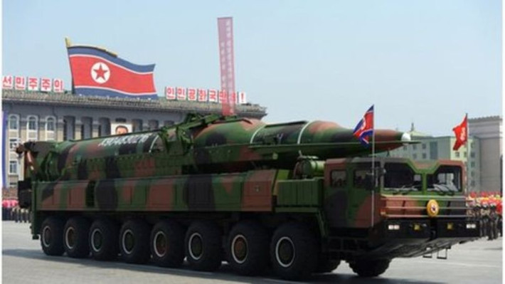 Hwasong-12 là tên lửa thứ hai, sau loại tên lửa Hwasong-10 (còn được gọi là Musudan) có khả năng như vậy; trước đó tên lửa Hwasong-10 đã được đưa vào trang bị trong lực lượng tên lửa chiến lược của Triều Tiên, vào khoảng năm 2005.
