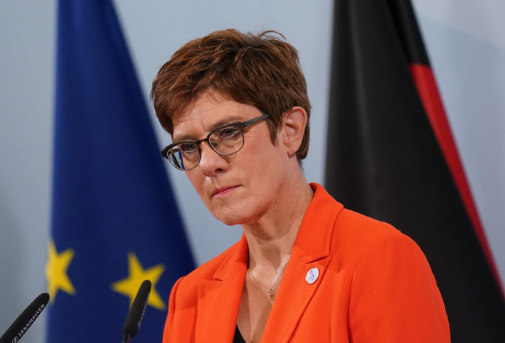 Bộ trưởng Quốc phòng Đức Karrenbauer ngày 20/4 đã chỉ trích Nga, vì “ngày càng định vị mình là đối lập với tự do và dân chủ ở phương Tây”, đồng thời gọi Nga là “mối đe dọa cụ thể nhất, đối với NATO vào thời điểm hiện tại”.