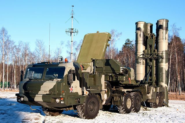 Loại vũ khí tiếp theo mà Belarus muốn trang bị, đó là hệ thống phòng không tầm xa S-400. Theo một số nguồn tin, Belarus đã nhận hệ thống S-400 từ Nga theo đường viện trợ; do Moscow quan tâm nhiều đến việc đảm bảo không phận của nước láng giềng, trong trường hợp NATO có thể tấn công.