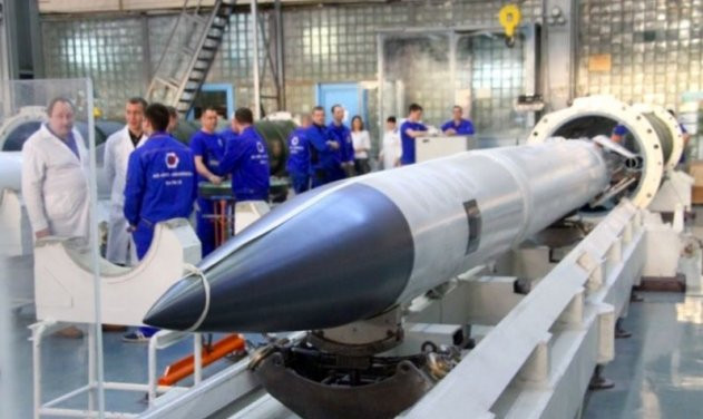Hiện vẫn chưa rõ, liệu hệ thống S-400 của Belarus có được tích hợp tên lửa siêu thanh tầm xa 40N6E vào tổ hợp tên lửa hay không. Tên lửa 40N6E có tầm bắn 400km; nếu không có tên lửa 40N6E, hệ thống chỉ hạn chế trong cự ly 250km và cho phép nó đánh chặn các mục tiêu bay ở tốc độ siêu âm thấp và ở độ cao từ 5 mét đến 30km.