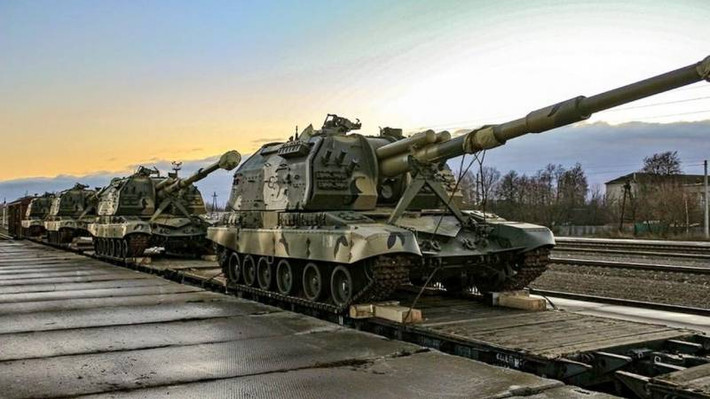 Ngoài ra, các nhà quan sát ghi nhận cường độ di chuyển cao của các phương tiện bọc thép qua cầu Crimea. Tất nhiên, nó không cần thiết cho việc phòng thủ bán đảo, vì ở đây có quá đủ các phương tiện. Xe bọc thép là dùng cho các hành động tấn công, để tiến về phía Kiev.