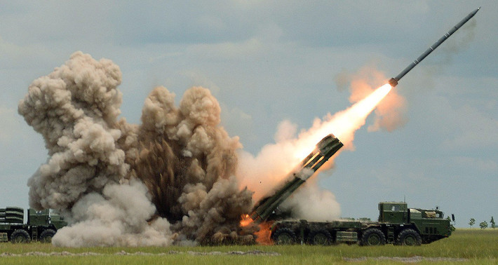 Một loại vũ khí đáng chú ý khác là loại pháo phản lực phóng loạt (MRLS) tầm xa Tornado-S 300 mm, có thể sử dụng nhiều loại đạn như đạn nổ phân mảnh, nhiệt áp, đạn có điều khiển.