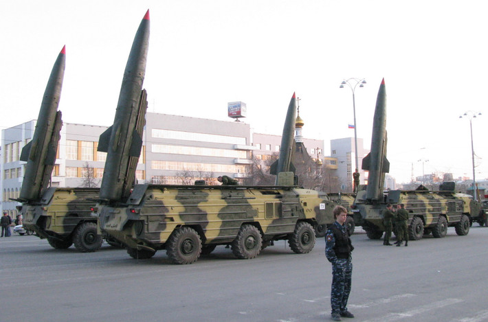 Hiện nay phía Ukraine cũng đưa đến khu vực biên giới với Donbass các loại pháo tự hành Msta-S, được sản xuất dưới thời Liên Xô, nhưng đã được nâng cấp. Những khẩu pháo này và những dàn MLRS Smerch, tên lửa đạn đạo chiến thuật Tochka-U OTRK với tầm bắn 120 km; sức mạnh không thể coi thường.