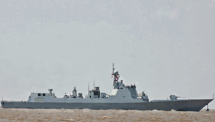 Với thiết kế phía sau chắc chắn như vậy, sẽ làm chiến hạm Type 055 ít tàng hình hơn USS Zumwalt, nhưng lại mang lại lợi thế hơn về hỏa lực tầm gần; ví dụ trên Type 055 vẫn trang bị hệ thống pháo tự động tầm gần 11 nòng H/PJ-11 30mm.