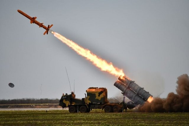 Theo một số nhà quan sát ở Ukraine, tên lửa Neptune (Sao Hải Vương) của nước này, có thể "trấn áp" hoàn toàn các hành động của hạm đội Nga trên Biển Đen và phá hủy Cầu Crimea trong một "nốt nhạc". Về vấn đề này, nhà quan sát quân sự Nga Litovkin cho rằng, không thể bỏ qua tuyên bố này.
