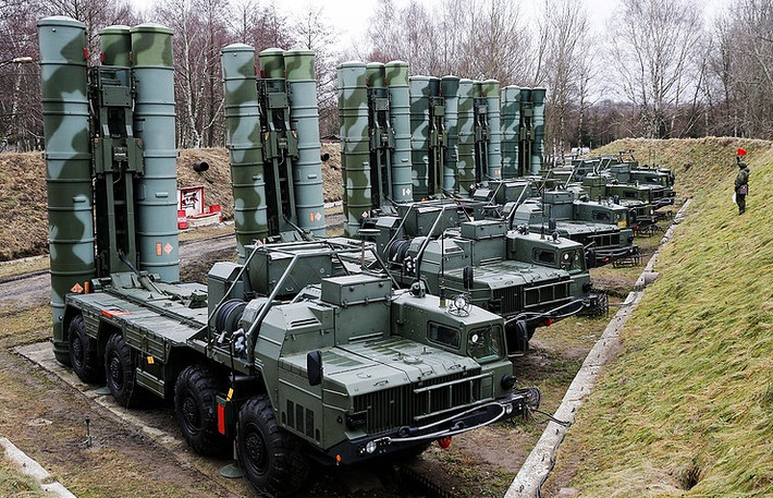 Hải quân Nga đóng trên bán đảo Crimea bao gồm cường kích bom Su-24M, máy bay trinh sát Su-24MR và máy bay chiến đấu đa năng Su-30SM. Hệ thống phòng không gồm tên lửa phòng không tầm xa S-400 và hệ thống phòng không tầm thấp Pantsir S-1.