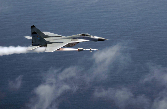 Ví dụ, tên lửa R-27 có tầm bắn tối đa 130 km, cho phép J-11, Su-30 và các máy bay chiến đấu hạng nặng khác, thoải mái tác chiến trên không. Đồng thời kết hợp với những máy bay cảnh báo sớm (AWACS), để phát hiện mục tiêu từ tầm rất xa.