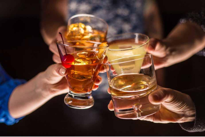 Rất nhiều người để có thể uống rượu bia thả ga trong những ngày nghỉ lễ đã nhờ đến các loại thuốc hay thực phẩm chức năng giải rượu. Tuy nhiên, lạm dụng thuốc giải rượu nhiều khi không có tác dụng mà còn còn đẩy sức khỏe đối mặt với nhiều nguy hại khôn lường. Ảnh: About Drink Smart.