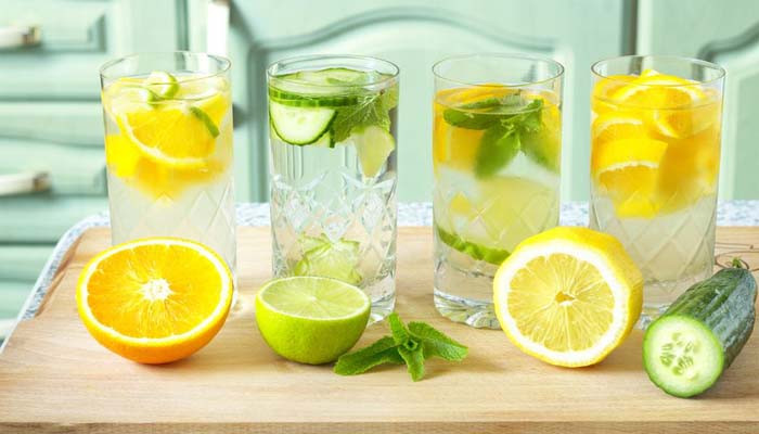 Vì thế tốt nhất không nên lạm dụng đến viên giải rượu. Để có thể bảo vệ sức khỏe của chính mình, đồng thời giảm bớt cảm giác khó chịu mệt mỏi thì bạn có thể áp dụng một số cách giải rượu từ thiên nhiên như ăn lòng trắng trứng, uống nước chanh hoặc ăn một số loại quả mọng. Ảnh: Lemon Water Guide.