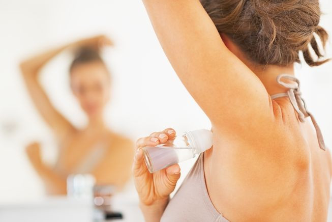 Trước khi dùng lăn khử mùi, bạn cần nhớ vệ sinh sạch sẽ vùng nách và lau thật khô. (Nguồn Mnn)