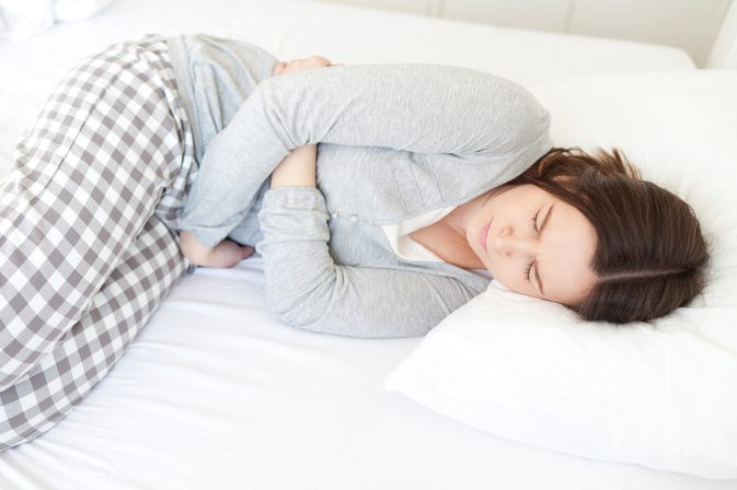 U nang buồng trứng còn biểu hiện ở việc bạn bị đau bụng hoặc cảm giác khó chịu trong âm đạo. (Nguồn Livestrongcdn)