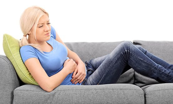 Những cơn đau ở vùng xương chậu xuất hiện sau khi làm "chuyện ấy" hoặc làm việc nặng là dấu hiệu cảnh báo đầu tiên của bệnh u nang buồng trứng. (Nguồn Naturallydaily)