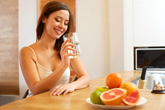 Uống nước buổi sáng cũng giúp cơ thể sẵn sàng nạp dưỡng chất cần thiết cho ngày mới. (Nguồn Advanceweb)
