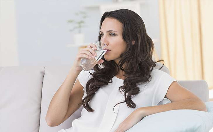 Hơn nữa, uống nhiều nước một lúc có thể gây ra loãng máu, khiến đổ mồ hôi nhiều dẫn đến một số khoáng chất cần thiết bị mất đi. (Nguồn Lifescript)