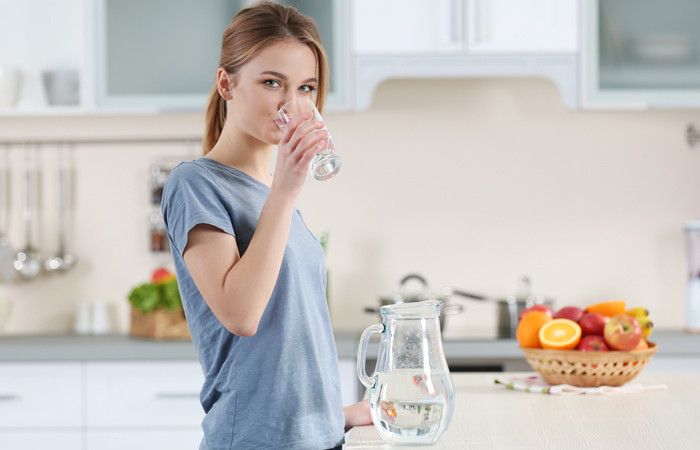 Cứ 15 phút - 20 phút, bạn có thể uống nước một lần để nước phát huy hết chức năng thải độc cho cơ thể. (Nguồn Stylecraze)