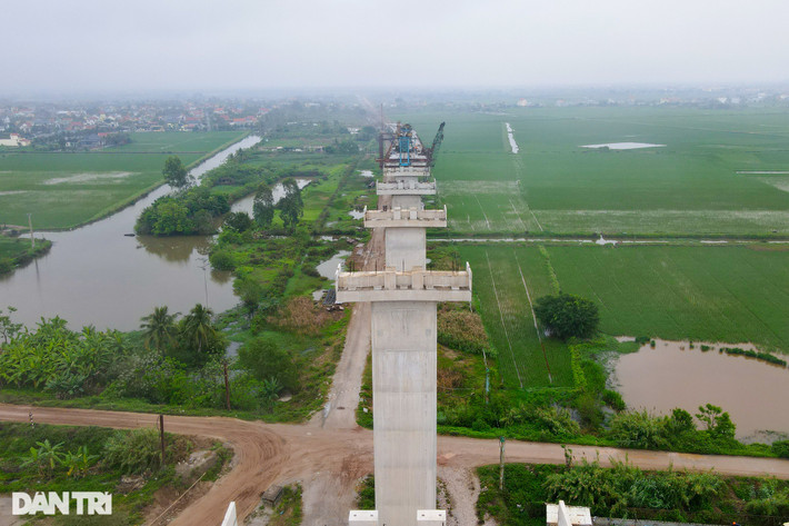 Trao đổi với phóng viên, ông Trần Văn Pha, Giám đốc Ban điều hành Dự án đường ven biển Hải Phòng - Thái Bình chia sẻ, hiện tại công tác giải phóng mặt bằng (GPMB) vẫn còn vướng một số hộ dân chưa thể di dời.