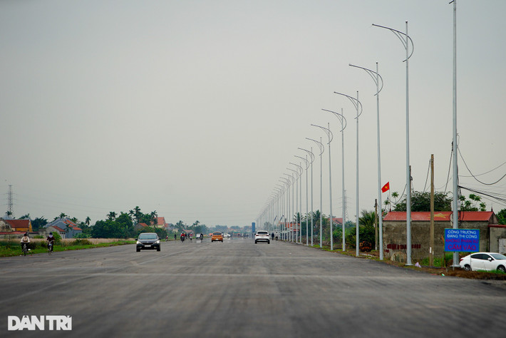 Tuyến đường bao biển đã thảm nhựa được khoảng 2km và đang lắp đặt hệ thống đường điện, đèn chiếu sáng, biển báo...