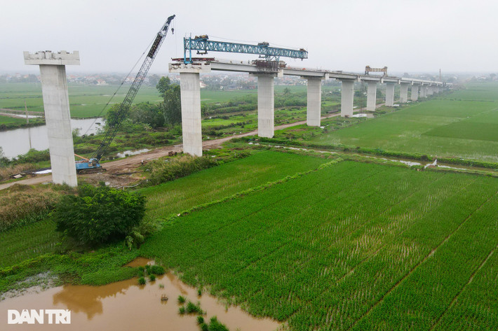 Để dự án hoàn thành và kịp thông xe vào tháng 1/2023, huyện Tiên Lãng cần sớm giải quyết dứt điểm công tác GPMB để bàn giao cho nhà thầu thi công đúng tiến độ. Được biết, phần cầu dẫn phía huyện Kiến Thụy gồm 21 nhịp dầm Super T (từ mố M0 đến trụ T17).