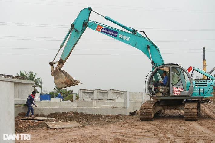 Phần cầu dẫn phía huyện Tiên lãng gồm 27 nhịp dầm Super T. Phạm vi từ trụ T26 đến mố M47 thuộc địa bàn huyện Tiên Lãng đã được UBND huyện bàn giao.