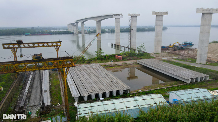 Ông Trần Văn Pha cho biết thêm, các đơn vị thi công đang lao lắp dầm đúc sẵn và cơ bản hoàn thành phía huyện Kiến Thụy.