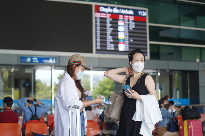 Chị Nguyễn Thị Hiệp (váy đen) ra đón chị Kim Trang, một người bạn và cũng là đối tác.