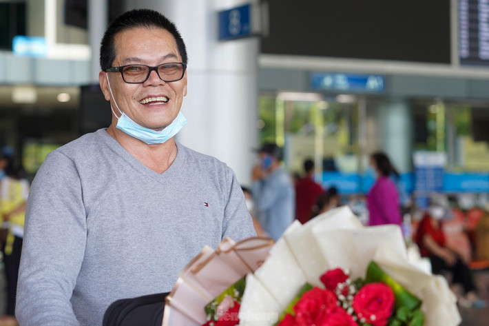 “Tôi định cư Mỹ hơn 40 năm và vẫn hay bay về Việt Nam thăm người thân. Hiện thủ tục bây giờ về đơn giản, nhanh gọn lắm; chỉ một ngày là xong hết các giấy tờ. Tôi thấy dịch bệnh ảnh hưởng kinh tế nặng nề quá, nếu kiểm soát được thì mong chính quyền mở cửa để nhịp sống được phục hồi”, anh Đại Lê, ngụ bang Califonia chia sẻ.