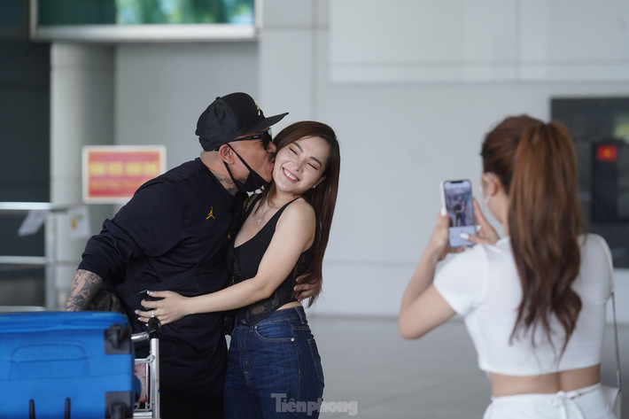 Anh Huỳnh Ngọc Duy - Việt kiều Mỹ ôm hôn vợ sau khoảng 2 năm không về được vì dịch bệnh. “Bên này còn có vợ nên rất mong về để gặp nhau. Chuyến này về tôi làm thủ tục để đưa vợ qua bên đó sinh sống. Chi phí đợt này tính luôn vé máy bay hai chiều là 1.600 USD”, anh Huỳnh Ngọc Duy chia sẻ.