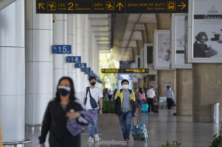 Có khá đông người Việt đi nước ngoài theo diện XKLĐ cũng về nước sáng 15/3. Anh Nguyễn Văn Thân về nước sau 4 năm lao động ở Malaysia. "Tôi đi xuất khẩu lao động hơn 4 năm rồi chưa được về. Chính vì vậy, khi nghe Việt Nam mở cửa đường bay quốc tế, tôi đã đăng ký ngay. Ở nước ngoài thời điểm dịch, có lúc phải nghỉ 3-5 tháng nên cuộc sống cũng rất khó khăn, mặc dù ông chủ cũng hỗ trợ một phần. Bên đó mỗi tháng thu nhập 15-17 triệu đồng một tháng nên cũng chỉ còn dư một ít mang về quê. Thời điểm dịch muốn về thì vé mất 30-40 triệu. Chuyến này tôi về chỉ mất hơn 400 ringgit (khoảng hơn 2 triệu đồng) mỗi người, thủ tục cũng khá nhanh gọn, chỉ cần đáp ứng đủ là đi thôi”, anh Thân chia sẻ.