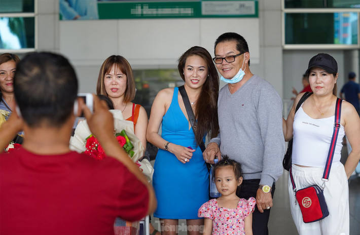 Gia đình anh Đạt Lê hạnh phúc đoàn tụ ngay sảnh đến ga quốc tế.