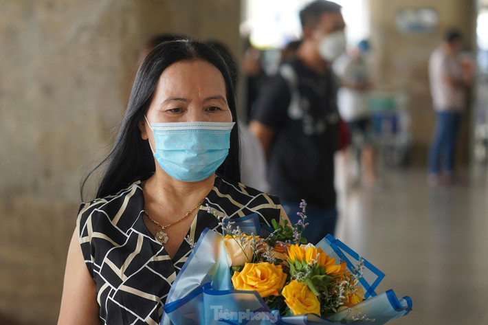 Hai năm trước, bà Nguyễn Thị Hà, ngụ TP Thủ Đức qua nuôi con gái sinh và bị kẹt lại Malaysia luôn cho đến tận bây giờ. “Tôi mong về Việt Nam lắm không muốn xa quê lâu đến thế. Bên đó mọi thứ bị động, con gái không biết lái xe, muốn đi đâu, làm gì phải chờ chồng nó về chở đi. Mình lớn tuổi, lại xa quê, sống như vậy thì khó chịu lắm, chỉ muốn về Việt Nam thôi. Hai năm qua, tôi luôn theo dõi tin tức dịch bệnh ở Việt Nam để mong chờ ngày trở về. Tôi có chết cũng phải chết trên quê hương của mình”, bà Hà xúc động.