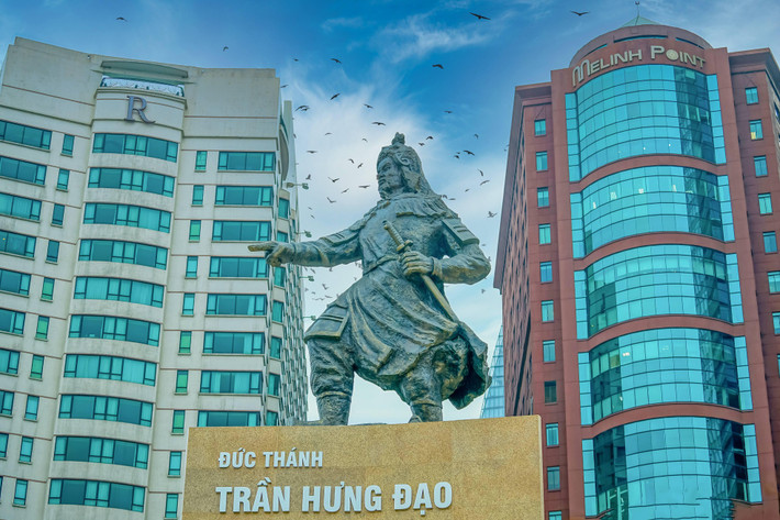 Tượng đài Đức Thánh Trần Hưng Đạo được xây dựng trước năm 1975 bằng bê tông cốt thép. Tượng cao 4m đặt trên bệ ba cạnh cao 12m, ốp đá màu nâu, 3 mặt đế tượng có 6 mảng phù điêu diễn tả các trận đánh giặc ngoại xâm.