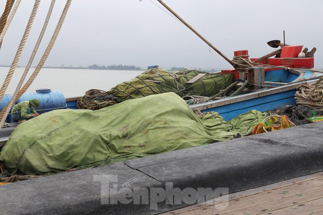 Vật dụng ra khơi được ngư dân che chắn cẩn thận.
