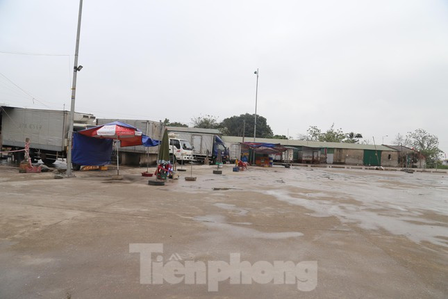 Phía ngoài cũng "chịu" cảnh đìu hiu.