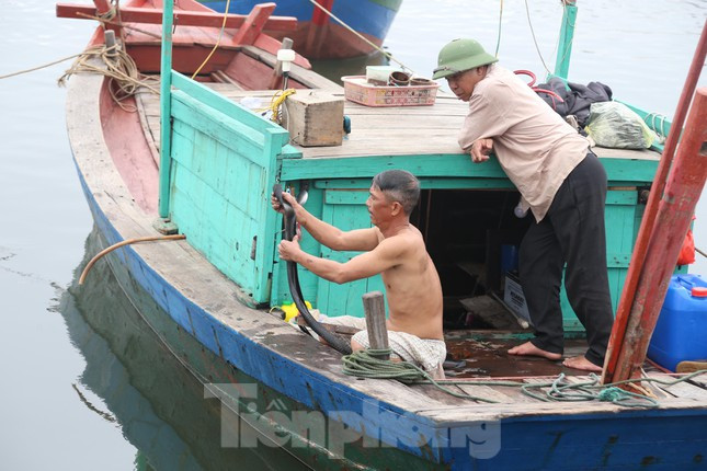 Không chỉ tàu đánh bắt xa bờ mà đội tàu đánh bắt gần bờ, đi về trong ngày cũng không mặn mà ra khơi thời điểm này. Ông Nguyễn Văn Ngọc (trú phường Nghi Thủy, TX Cửa Lò) cho hay: “Nếu như trước đây, chi phí mỗi chuyến từ 1,5 - 2 triệu đồng tiền dầu thì nay đã trên 3 triệu đồng tiền dầu. Trong khi đó, đánh bắt gần bờ hải sản ít, giá trị không cao, thu nhập không được bao nhiêu, nên tôi cũng nghỉ ra khơi được 5 ngày rồi”.