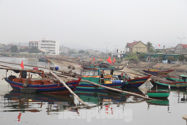 Nhiều tàu thuyền của ngư dân phường Nghi Thủy (T.X Cửa Lò) nằm bờ vì giá nhiên liệu liên tục “lập đỉnh”.