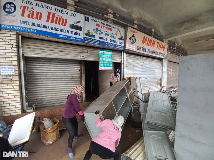 Mặc dù nằm ở vị trí đắc địa, gần tuyến đường thủy quan trọng nhưng nhiều năm nay, chợ Sắt bị xuống cấp, kinh doanh đìu hiu. TP Hải Phòng muốn thay thế bằng dự án trung tâm thương mại, vui chơi giải trí, khách sạn 5 sao và văn phòng cho thuê dạng tổ hợp đa chức năng, có quy mô tầm cỡ khu vực nhằm chỉnh trang lại không gian đô thị. Các tiểu thương tại đây đang khẩn trương di dời hàng hóa, dọn dẹp, trả mặt bằng trước 15/3 để đảm bảo tiến độ.