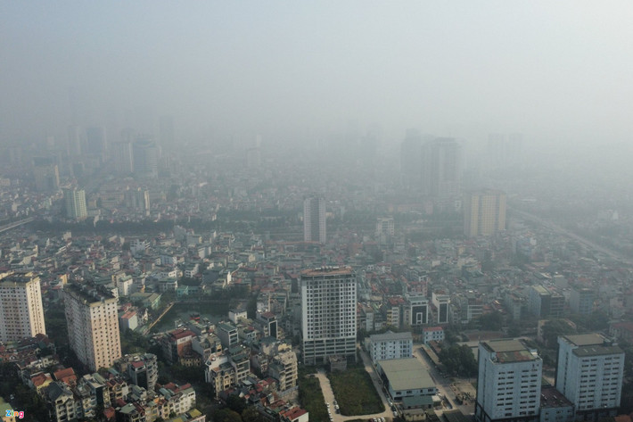10h30 tại khu vực quận Thanh Xuân, không khí mờ đục dù lúc này mặt trời đã lên cao. >>> Mời quý vị độc giả xem thêm video: Chất lượng không khí tại Hà Nội ở mức kém