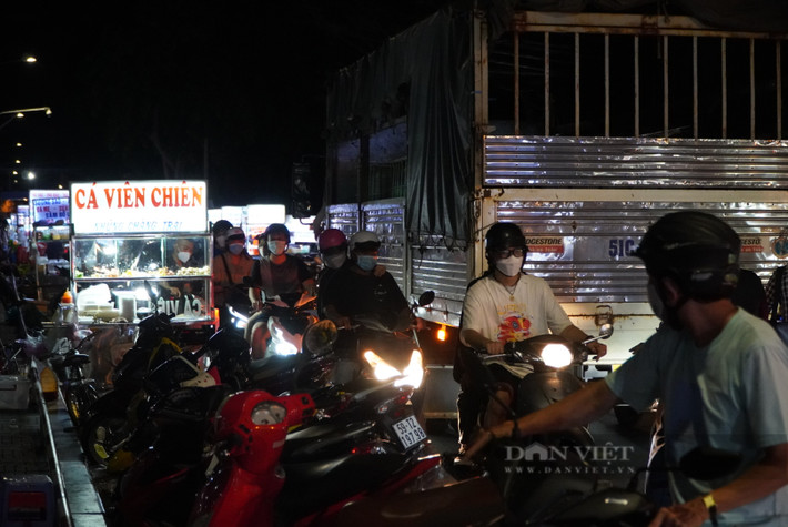 Nhưng thực tế, những chiếc biển cấm này đang bị ngó lơ, người dân vẫn tụ tập buôn bán ở đây mỗi đêm.Theo ghi nhận của phóng viên, cả tuyến đường dài khoảng 300m có gần cả trăm chiếc xe hàng rong đặt dưới lòng đường để buôn bán.
