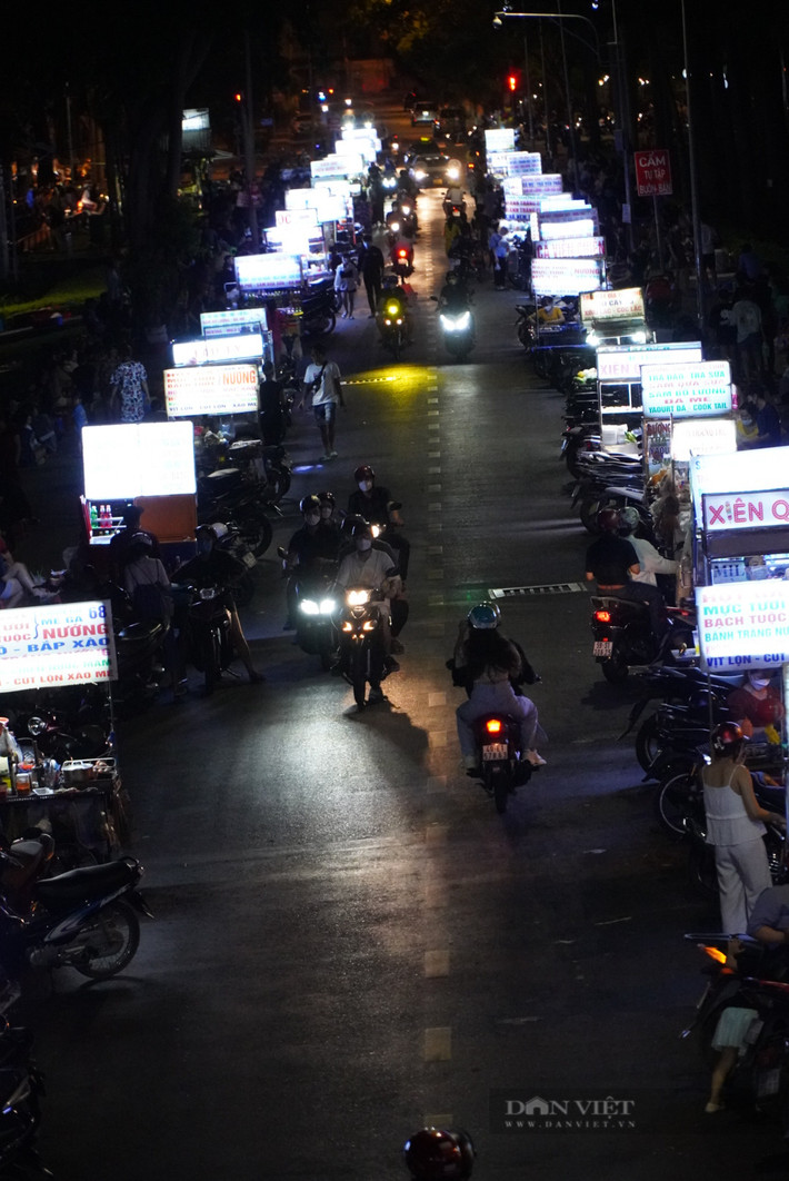 Vì buôn bán lấn chiếm lòng lề đường nên chủ của các xe hàng rong liên tục hướng mắt về phía đầu đường để quan sát, nếu thấy lực lượng chức năng, họ sẽ nhanh chóng ra tín hiệu để tất cả cùng đẩy xe hàng “tẩu thoát”.