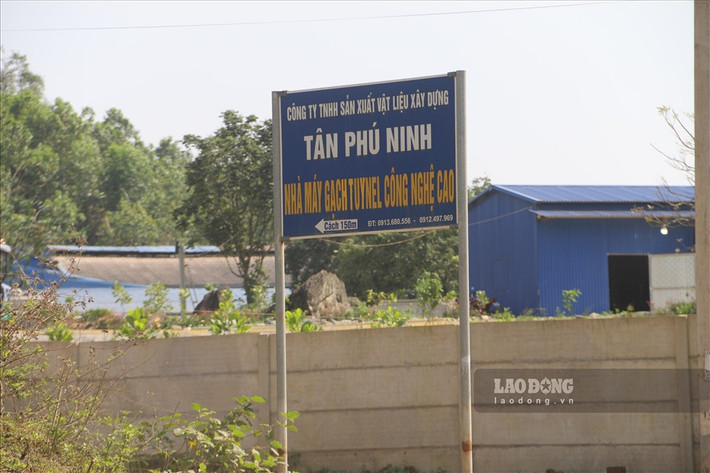 Theo ông Châu, trên địa bàn, có 4 đơn vị sản xuất và cung ứng VLXD bao gồm: Công ty Cổ phần Sản xuất Vật liệu Xây dựng Thuận Hòa Phát; Công ty Cổ phần Đầu tư xây dựng sản xuất Minh Bảy; Công ty TNHH Tân Phú Ninh Hòa Bình; Công ty Cổ phần Hòa Long. Các đơn vị này thường xuyên vận chuyển hàng hóa bằng xe trọng tải lớn.