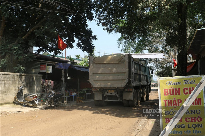 Đà Đinh Thị Thảo (xóm Đầm Đa, xã Cao Sơn) bức xúc - đoạn đường trước cửa nhà do xe tải nặng đi qua nhiều đã khiến mặt đường biến dạng thành những ổ voi, ổ gà.