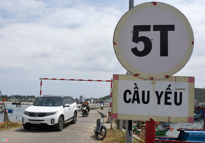 Chính quyền địa phương phải gác barie, cắm biển cảnh báo cầu yếu, hạn chế phương tiện trọng tải trên 5 tấn qua lại. "Cầu vượt đầm Sa Huỳnh nằm trên tuyến huyết mạch phục vụ nhu cầu đi lại cho hơn 6.000 người dân địa phương. Hiện, cầu đã hỏng nặng, nguy cơ đổ sập bất cứ lúc nào", ông Nguyễn Văn Lượng, Chủ tịch UBND phường Phổ Thạnh (thị xã Đức Phổ) cho biết.