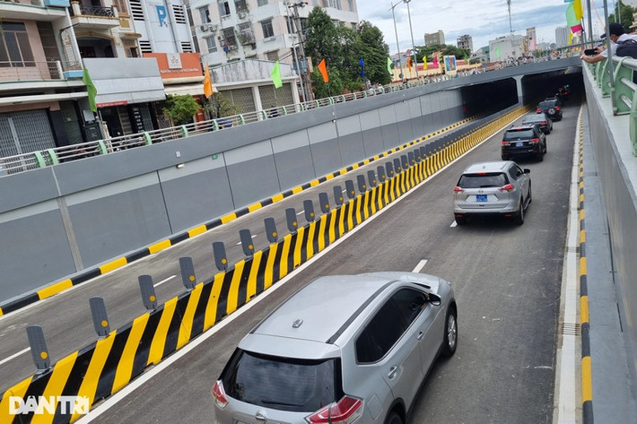 Hầm chui có chiều dài 900 m, được thiết kế các ô vuông giếng trời độc đáo, có thể lấy ánh sáng tự nhiên từ trên xuống. Đây là hầm chui dài nhất tại Đà Nẵng. Chính thức thông xe nút giao thông phía Tây cầu Trần Thị Lý.