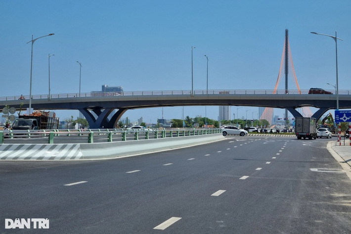 Phát biểu tại buổi lễ, ông Lê Trung Chinh - Chủ tịch UBND TP Đà Nẵng - cho biết, công trình không chỉ có ý nghĩa về mặt giao thông, tạo điểm nhấn cảnh quan không gian đô thị mà còn là một công trình có ý nghĩa chính trị, xã hội chào mừng kỷ niệm 47 năm ngày giải phóng thành phố (29/3/1975 - 29/3/2022). Tầng mặt đất.