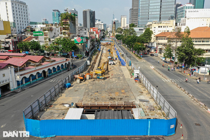 Theo nhà thầu MAUR, đơn vị đang phối hợp với các sở ngành và đơn vị liên quan như điện, cấp thoát nước... đẩy nhanh quá trình triển khai dự án để kịp tiến độ hoàn trả mặt bằng. Trả mặt bằng ga Bến Thành cũng là đợt hoàn trả mặt bằng cuối cùng của dự án metro ở trung tâm quận 1.