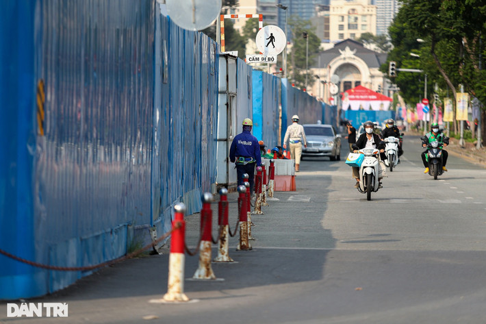 Trong suốt 6 năm qua, đoạn đường Lê Lợi từ chợ Bến Thành tới phố đi bộ Nguyễn Huệ được rào chắn, mặt đường bị thu hẹp khiến cuộc sống của hàng trăm hộ dân kinh doanh nơi đây bị ảnh hưởng, giao thông khu vực này cũng thường xuyên ùn tắc, hỗn loạn vào giờ tan tầm, đặc biệt đoạn giao với Nam Kỳ Khởi Nghĩa, Pasteur.