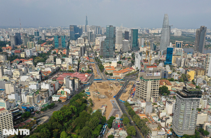 Ga metro Bến Thành được khởi công năm 2016. Để phục vụ thi công nhà ga, đường Lê Lợi đoạn qua chợ Bến Thành - khu vực sầm uất ở trung tâm Sài Gòn, bị rào chắn, "bít cửa" hàng trăm hộ kinh doanh. Sau khi mặt bằng tuyến đường này được hoàn trả, thiết kế lại cảnh quan sẽ giúp khu vực thông thoáng, thuận lợi buôn bán, phát triển dịch vụ.