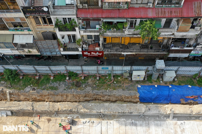 Giao thông qua lại khó khăn, người dân hạn chế qua lại khu vực này khiến việc kinh doanh của hàng chục hộ dân ở đây gặp khó khăn nhiều năm qua.
