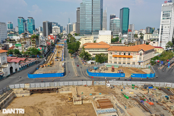 Theo ghi nhận của phóng viên vào chiều 7/3, việc san lấp mặt bằng ở các đoạn trước chợ Bến Thành đang được triển khai. Xe lu, máy xúc và công nhân làm việc liên tục.