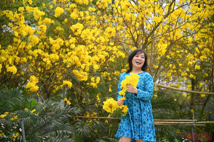 Chị Hiền (41 tuổi) di chuyển gần 30km từ nội thành Hà Nội để đến nơi đây chụp ảnh. Chị chia sẻ: “Mình thấy nơi đây không khí khá thoáng mát, yên bình. Mình cũng từng đến đường hoa phong linh ở Hà Đông, nhưng đông người quá mình lại đi về. Ở đây yên tĩnh, thoải mái và nhiều góc chụp đẹp. Đi xa nhưng xứng đáng”. (Ảnh: THÀNH ĐẠT)